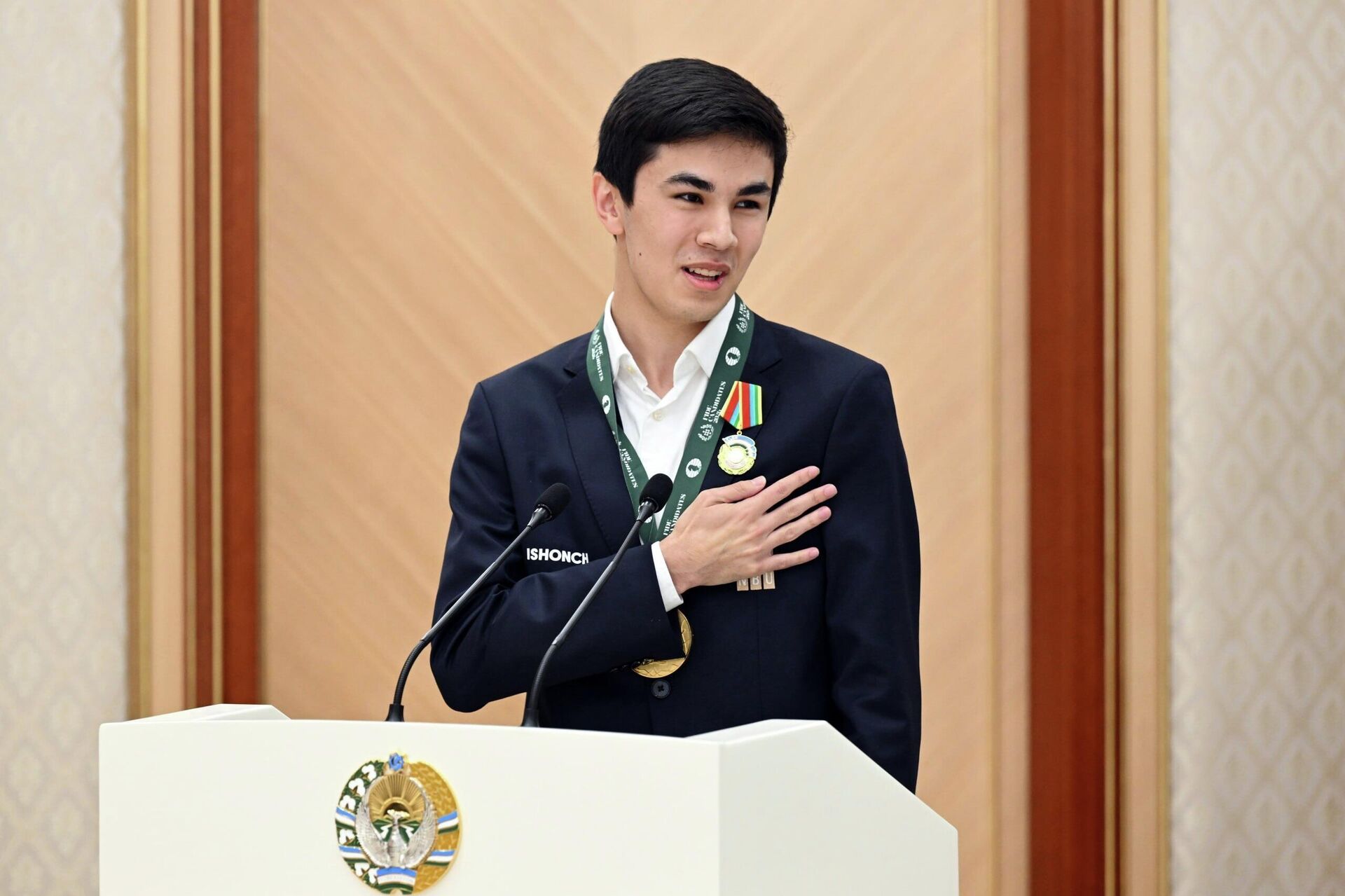 Президент Узбекистана поздравил Жавохира Синдарова с исторической победой - Sputnik Узбекистан, 1920, 18.04.2026