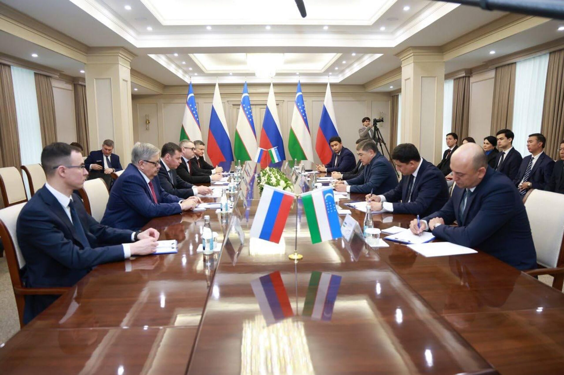 В Агентстве по противодействию коррупции РУз прошла встреча с помощником президента РФ Дмитрием Мироновым. - Sputnik Узбекистан, 1920, 18.04.2026