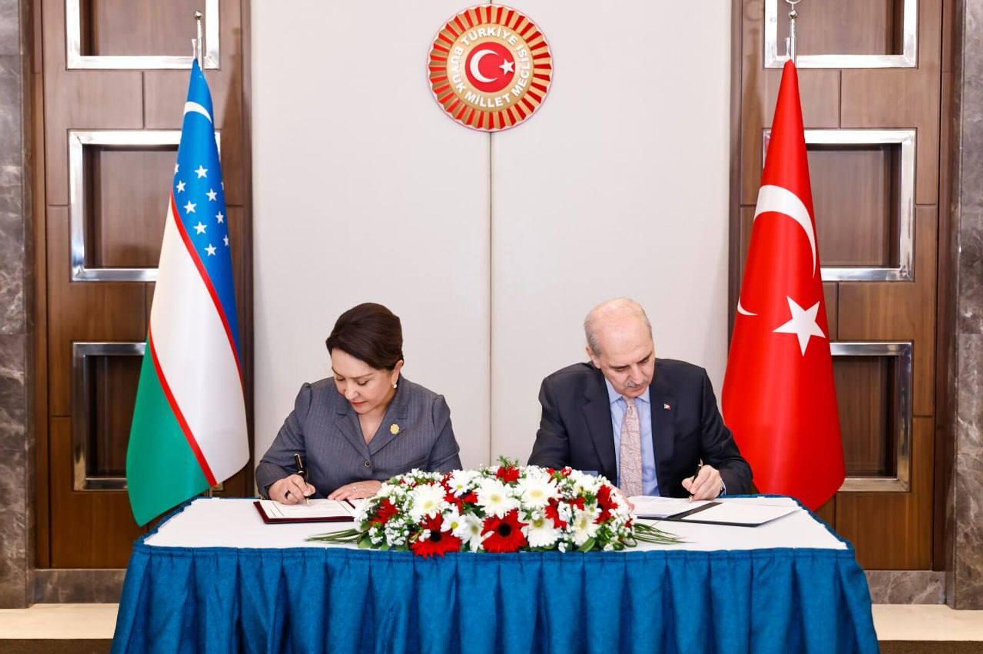 Парламенты Узбекистана и Турции обсудили развитие сотрудничества. - Sputnik Узбекистан, 1920, 18.04.2026