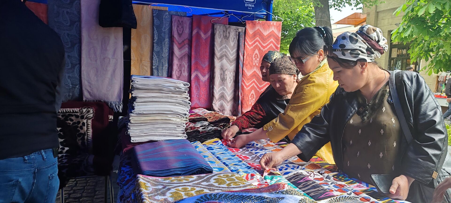 В Самарканде проходит IV Международный фестиваль вышивки - Sputnik Ўзбекистон, 1920, 19.04.2026