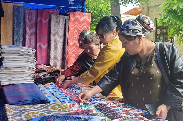 В Самарканде проходит IV Международный фестиваль вышивки - Sputnik Узбекистан