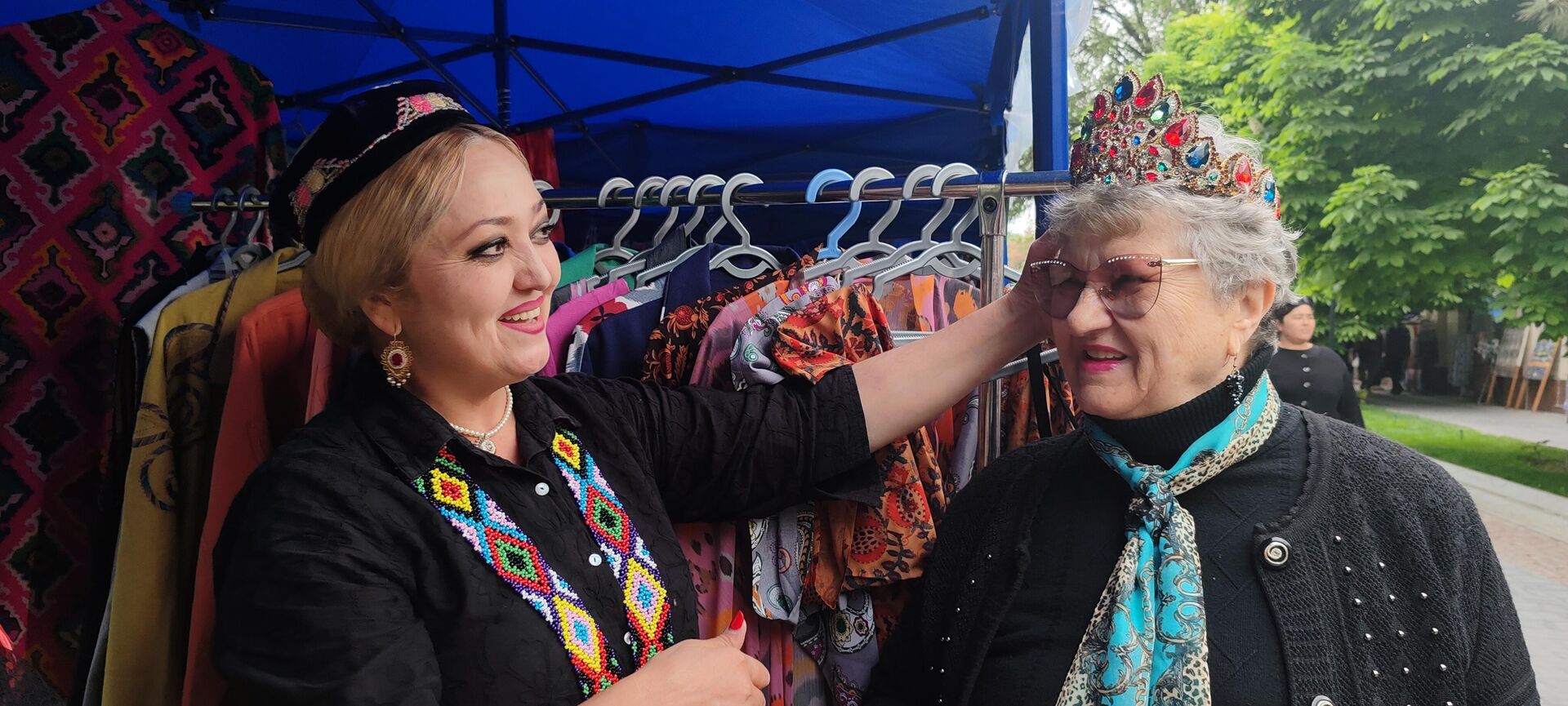 В Самарканде проходит IV Международный фестиваль вышивки - Sputnik Ўзбекистон, 1920, 19.04.2026