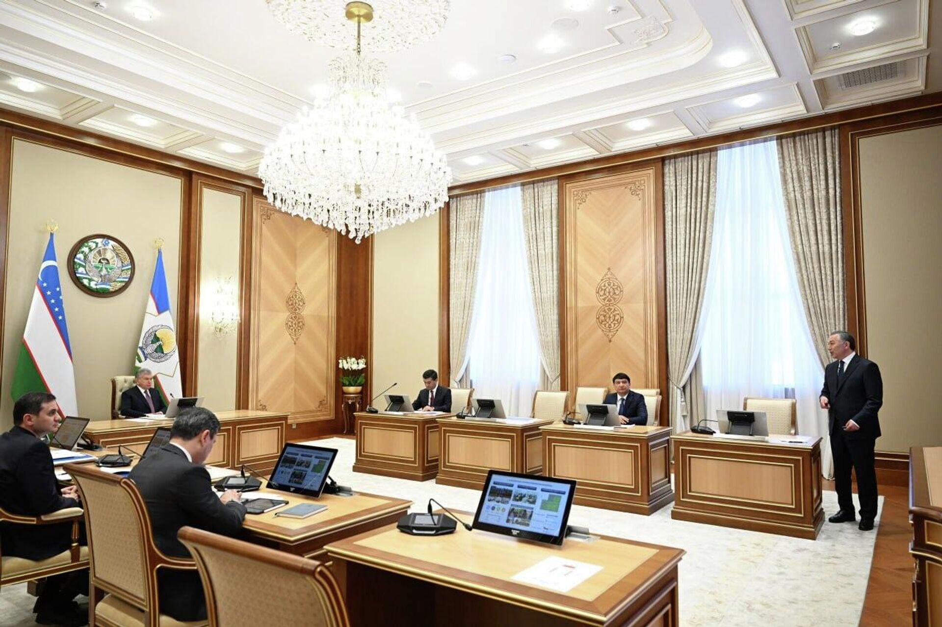 Шавкат Мирзиёев поручил расширить географию внешней трудовой миграции и масштабы обучения профессиям - Sputnik Узбекистан, 1920, 21.04.2026