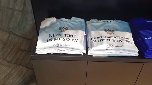 Одежду с цитатами Владимира Путина про семейные ценности представили на Иннопроме - Sputnik Узбекистан