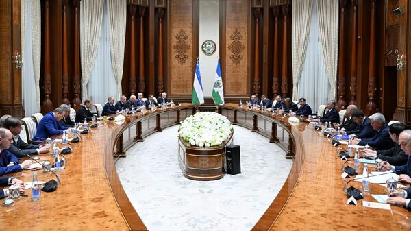 Prezident Uzbekistana prinyal rossiyskuyu delegatsiyu vo glave s Denisom Manturovim - Sputnik O‘zbekiston