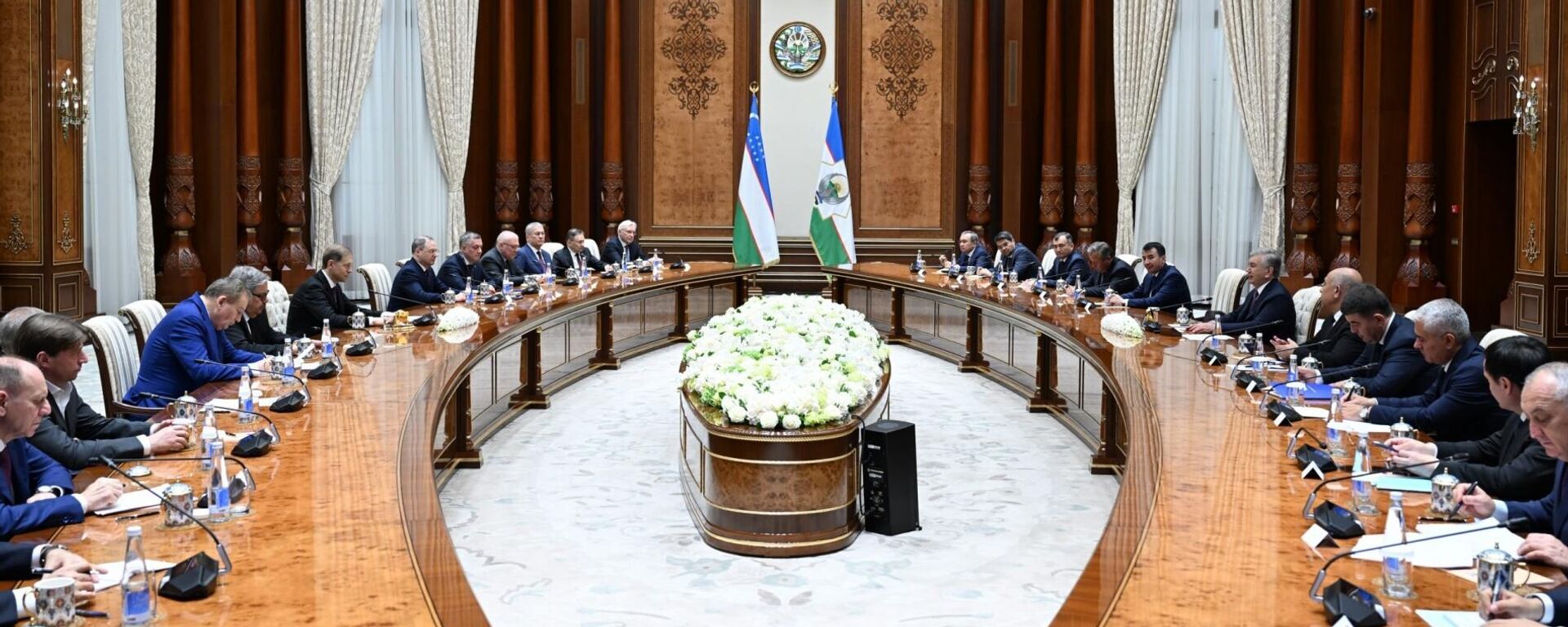 Prezident Uzbekistana prinyal rossiyskuyu delegatsiyu vo glave s Denisom Manturovim - Sputnik O‘zbekiston, 1920, 21.04.2026