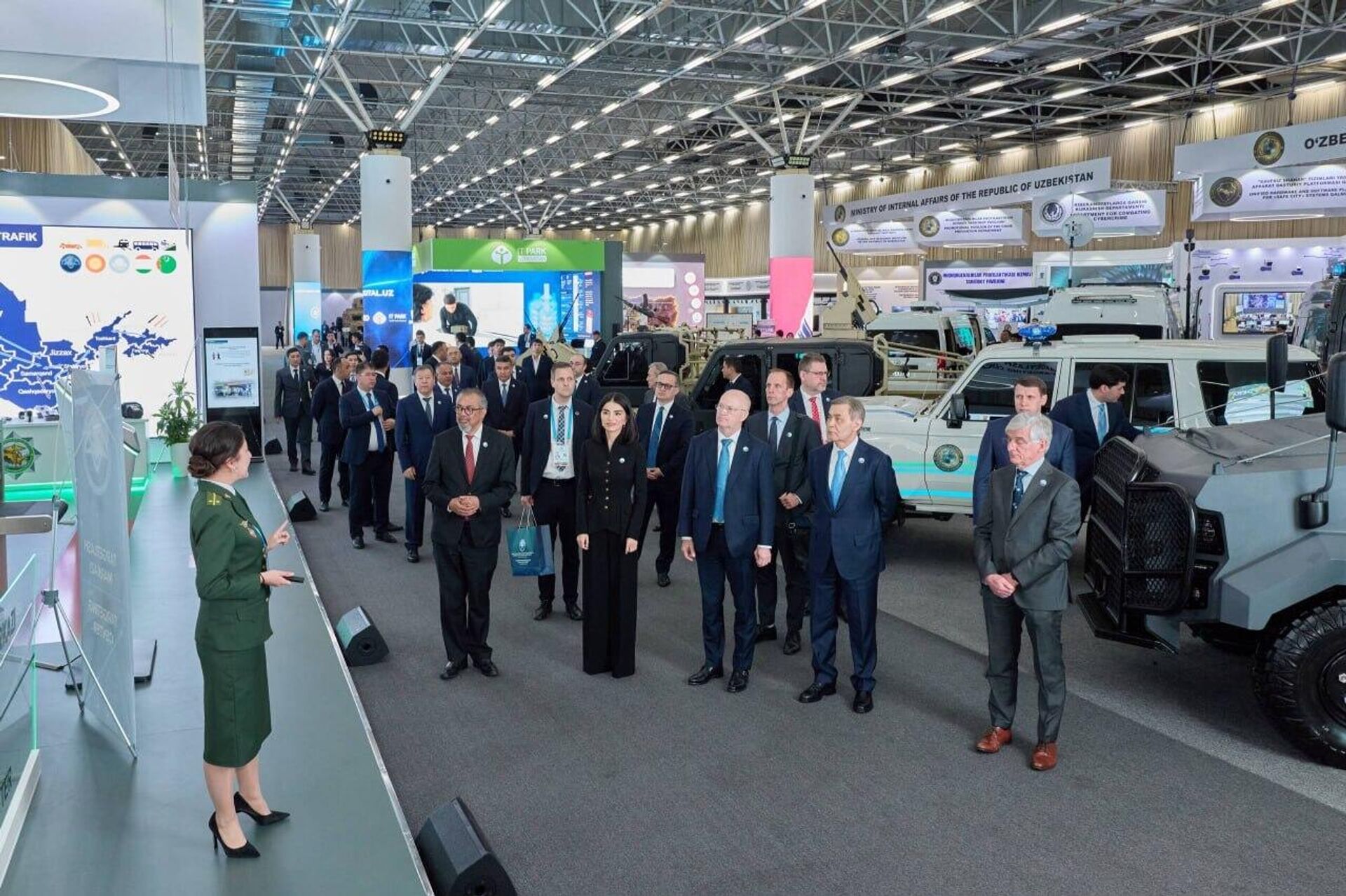 ‍Саида Мирзиёева посетила выставку, организованную в рамках форума в Самарканде по противодействию транснациональным наркоугрозам - Sputnik Узбекистан, 1920, 21.04.2026