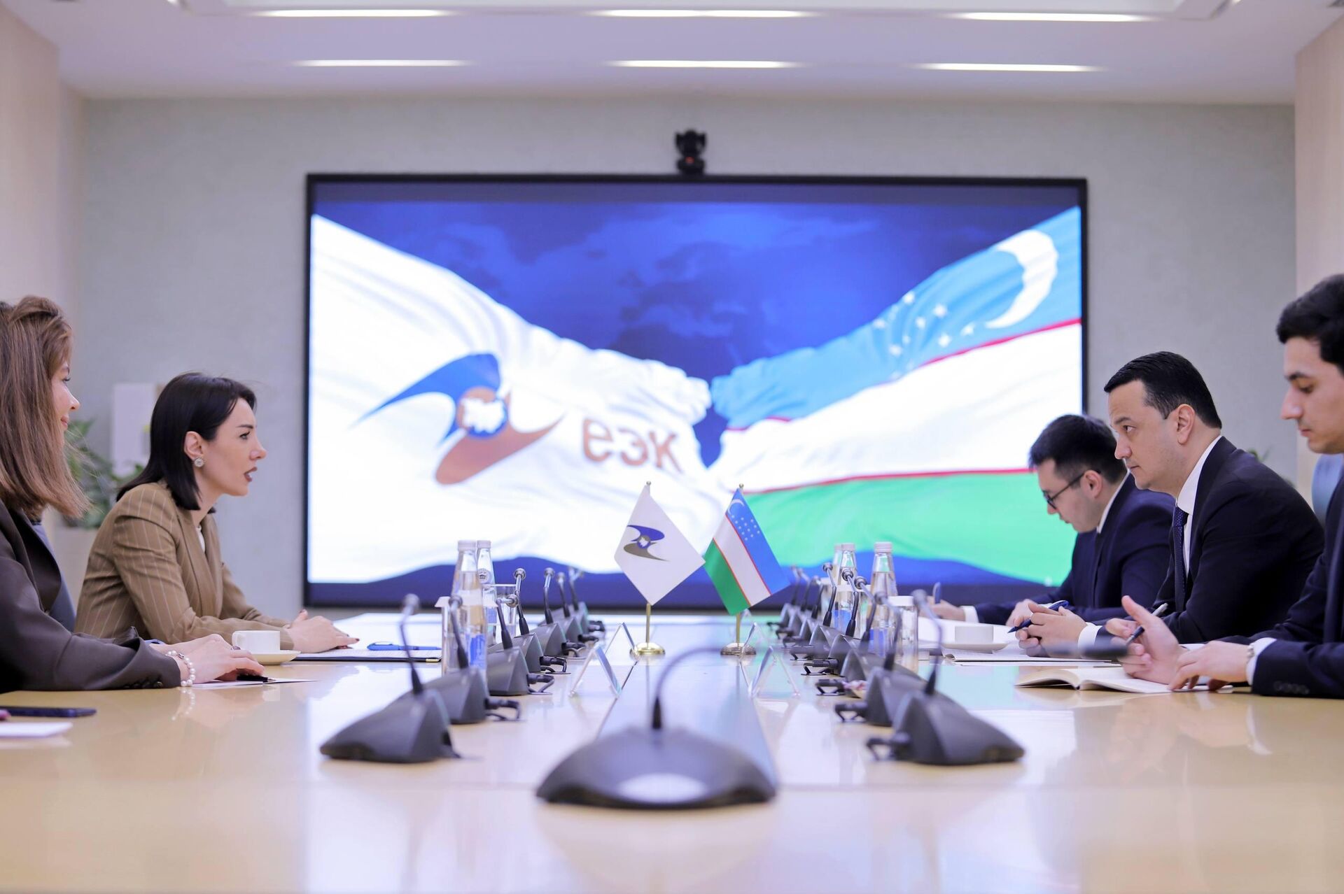 Встреча главы МИПТ Узбекистана Лазиза Кудратова с Министром по промышленности и агропромышленному комплексу Евразийской экономической комиссии Гоар Барсегян - Sputnik Узбекистан, 1920, 22.04.2026