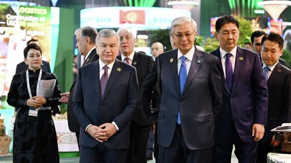 Шавкат Мирзиёев посетил национальные павильоны на выставке Регионального экологического саммита в Астане. - Sputnik Узбекистан