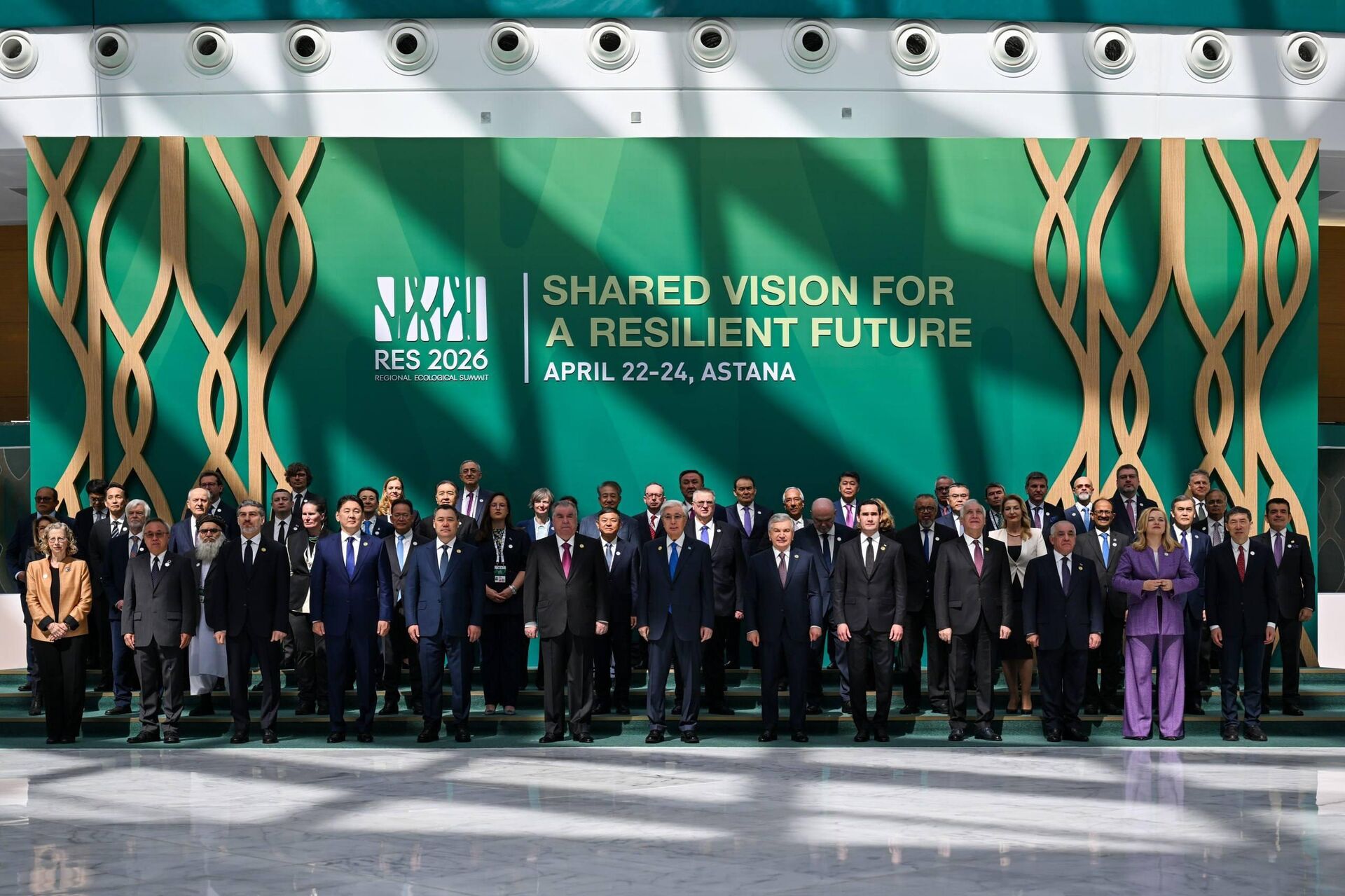 Шавкат Мирзиёев принял участие в церемонии открытия Регионального экологического саммита - Sputnik Узбекистан, 1920, 22.04.2026