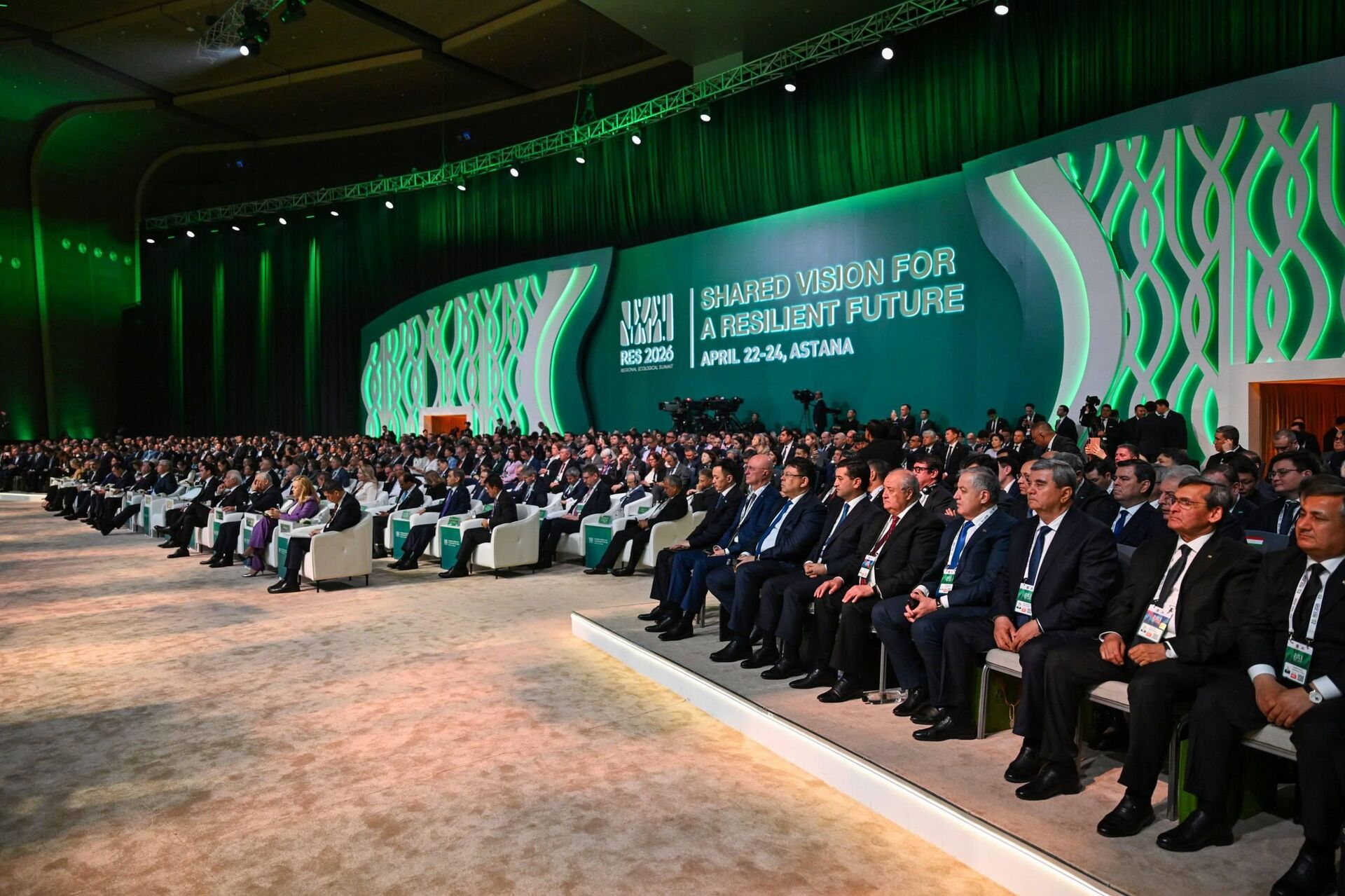 Шавкат Мирзиёев принял участие в церемонии открытия Регионального экологического саммита - Sputnik Узбекистан, 1920, 22.04.2026