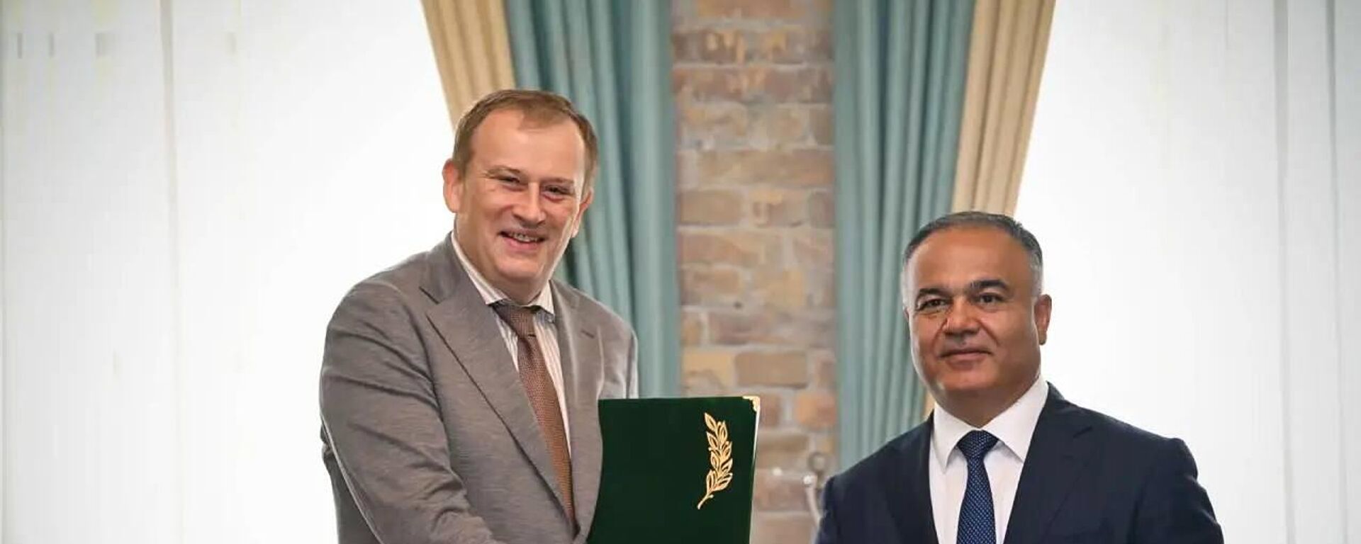 Vstrecha gubernatora Leningradskoy oblasti Aleksandra Drozdenko s xokimom Samarkandskoy oblasti Adizom Boboyevim. - Sputnik O‘zbekiston, 1920, 22.04.2026