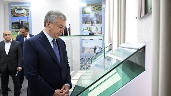  Шавкат Мирзиёев ознакомился с деятельностью хокимията Мирзо-Улугбекского района города Ташкента.

 - Sputnik Узбекистан