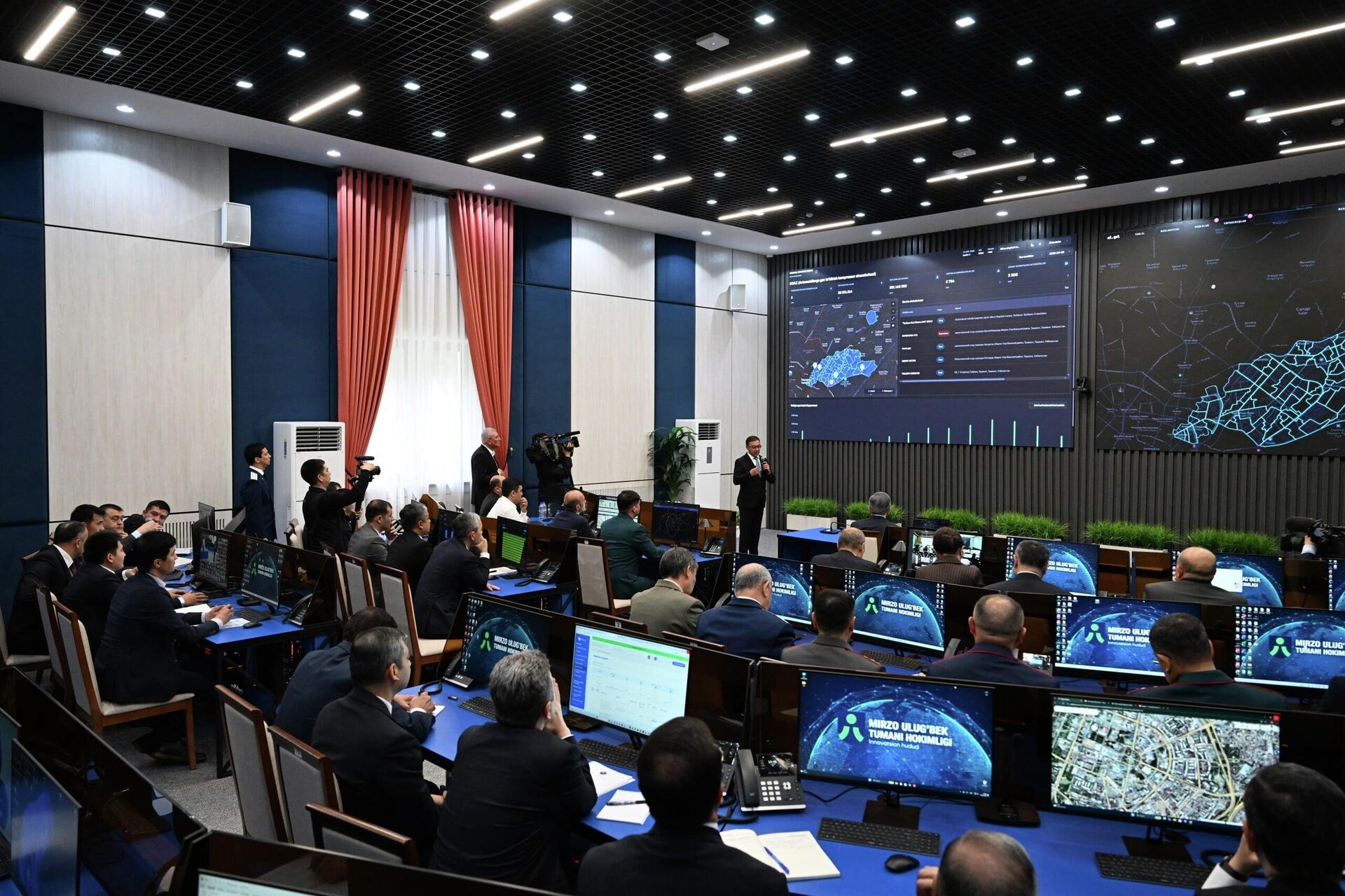  Шавкат Мирзиёев ознакомился с деятельностью хокимията Мирзо-Улугбекского района города Ташкента.

 - Sputnik Узбекистан, 1920, 24.04.2026