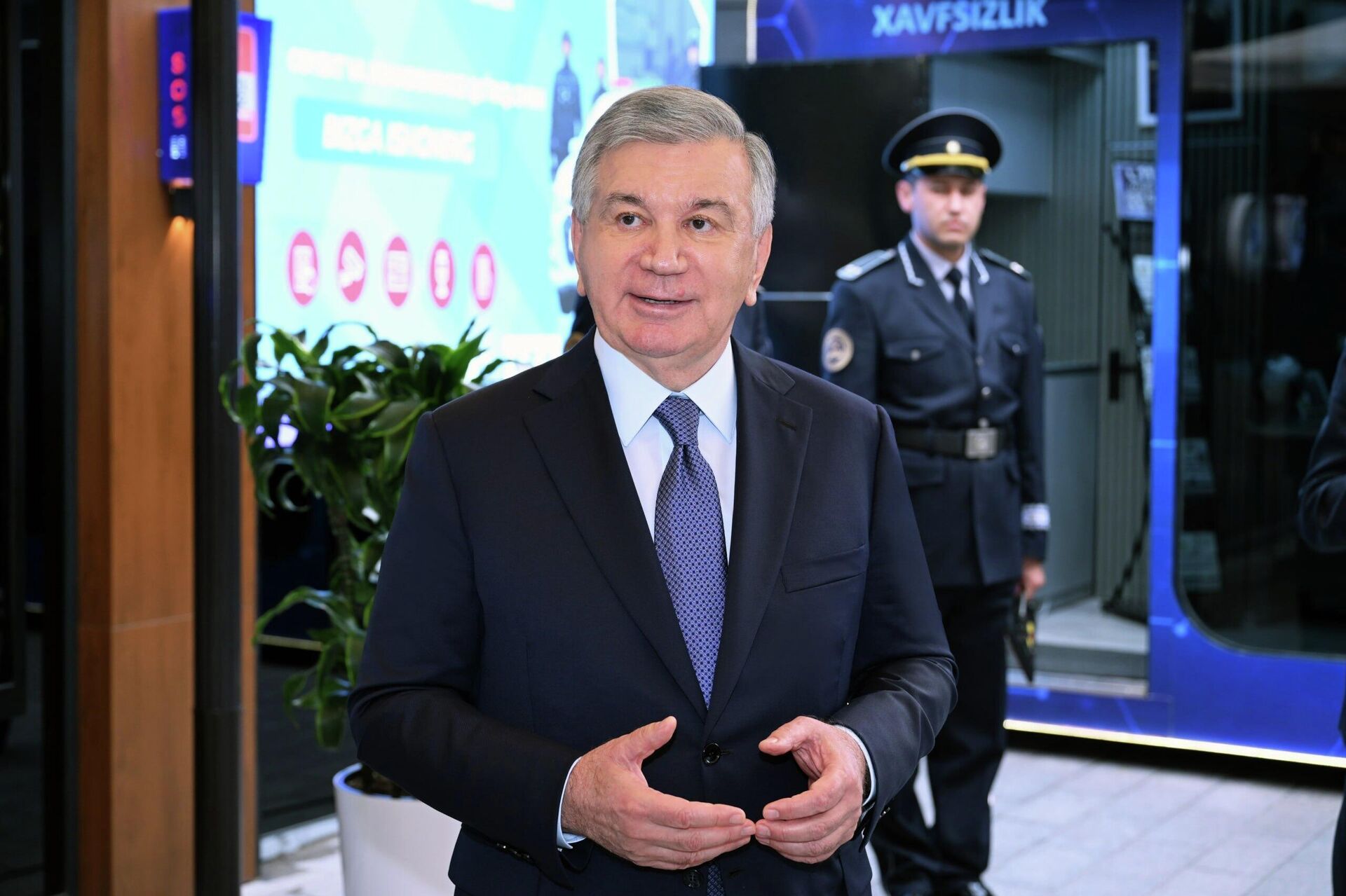 Шавкат Мирзиёев ознакомился с созидательной работой на улице Узбекистон овози в Мирзо-Улугбекском районе. - Sputnik Узбекистан, 1920, 24.04.2026