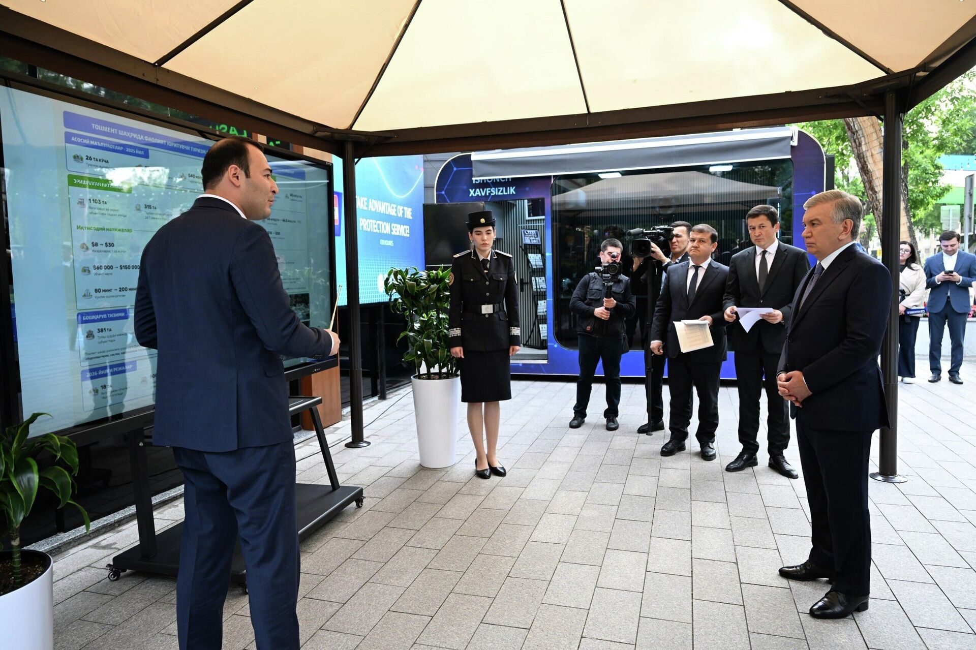 Шавкат Мирзиёев ознакомился с созидательной работой на улице Узбекистон овози в Мирзо-Улугбекском районе. - Sputnik Узбекистан, 1920, 24.04.2026