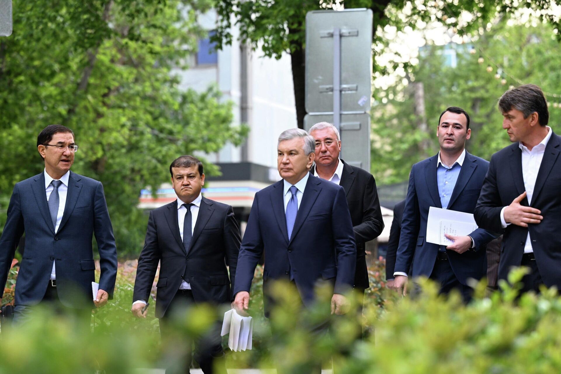 Шавкат Мирзиёев ознакомился с созидательной работой на улице Узбекистон овози в Мирзо-Улугбекском районе. - Sputnik Узбекистан, 1920, 24.04.2026