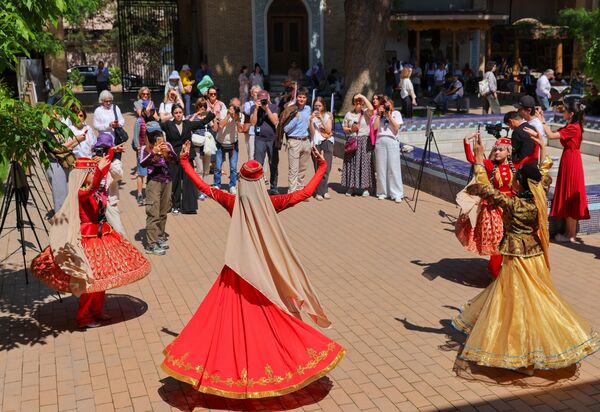 "Нақшлар тили — умумий мерос садоси" кўргазмасининг очилиш маросими - Sputnik Ўзбекистон