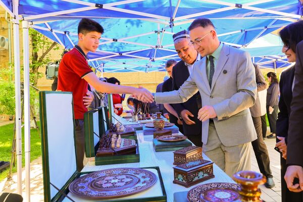 Нақшлар тили — умумий мерос садоси: Ўзбекистон ва Озарбайжон кўргазмаси - Sputnik Ўзбекистон