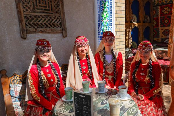 "Нақшлар тили — умумий мерос садоси" кўргазмасининг очилиш маросими - Sputnik Ўзбекистон