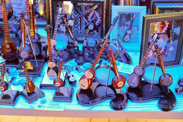 Нақшлар тили — умумий мерос садоси: Ўзбекистон ва Озарбайжон кўргазмаси - Sputnik Ўзбекистон