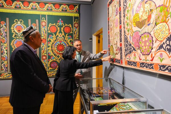 Нақшлар тили — умумий мерос садоси: Ўзбекистон ва Озарбайжон кўргазмаси - Sputnik Ўзбекистон