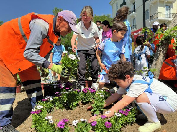 Акция по посадке растений, организованная футбольной школой Pakhtakor Kids совместно с хокимиятом Яккасарайского района - Sputnik Узбекистан