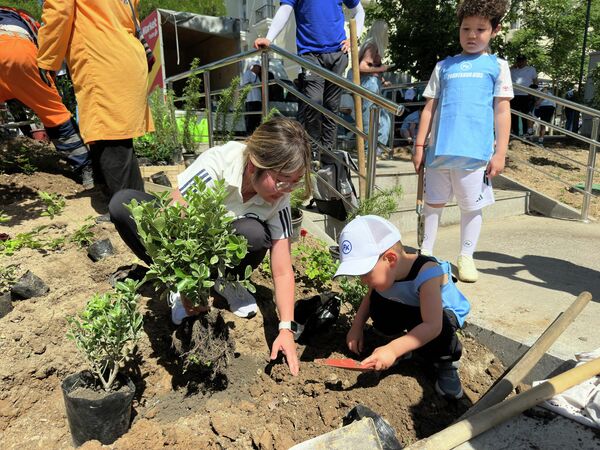 Акция по посадке растений, организованная футбольной школой Pakhtakor Kids совместно с хокимиятом Яккасарайского района - Sputnik Узбекистан