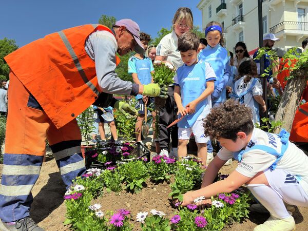Акция по посадке растений, организованная футбольной школой Pakhtakor Kids совместно с хокимиятом Яккасарайского района - Sputnik Узбекистан