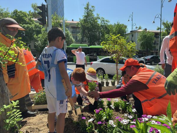 Акция по посадке растений, организованная футбольной школой Pakhtakor Kids совместно с хокимиятом Яккасарайского района - Sputnik Узбекистан