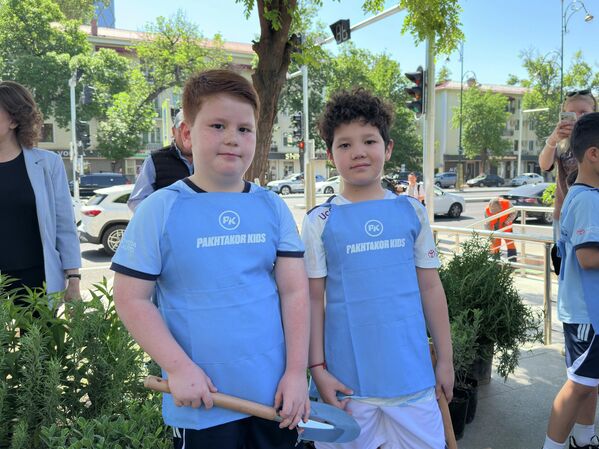 Акция по посадке растений, организованная футбольной школой Pakhtakor Kids совместно с хокимиятом Яккасарайского района - Sputnik Узбекистан