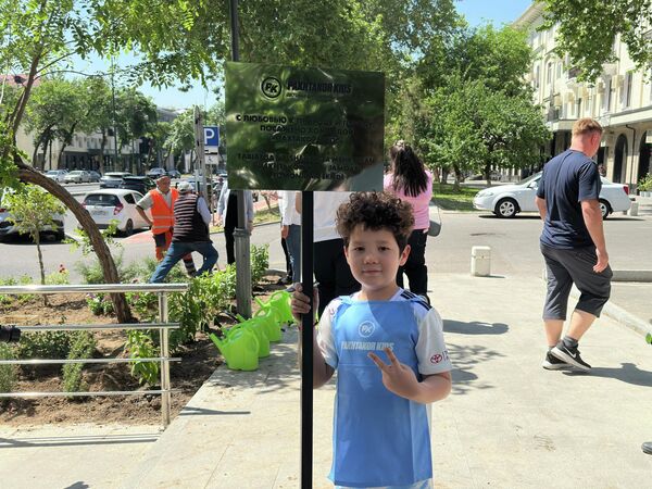 Акция по посадке растений, организованная футбольной школой Pakhtakor Kids совместно с хокимиятом Яккасарайского района - Sputnik Узбекистан