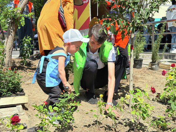 Акция по посадке растений, организованная футбольной школой Pakhtakor Kids совместно с хокимиятом Яккасарайского района - Sputnik Узбекистан
