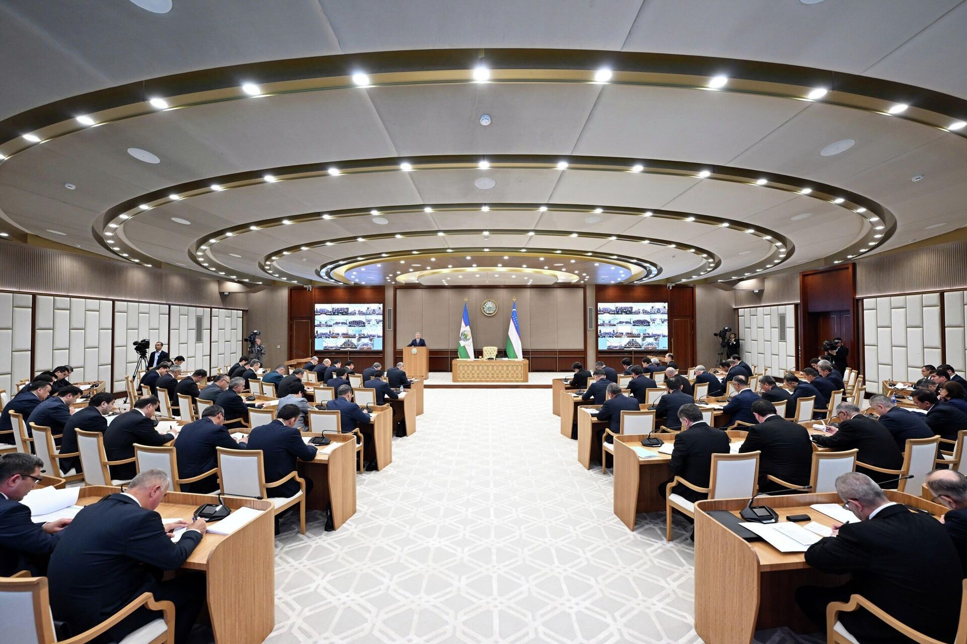 Видеоселекторное совещание с участием президента Шавката Мирзиёева. - Sputnik Узбекистан, 1920, 25.04.2026