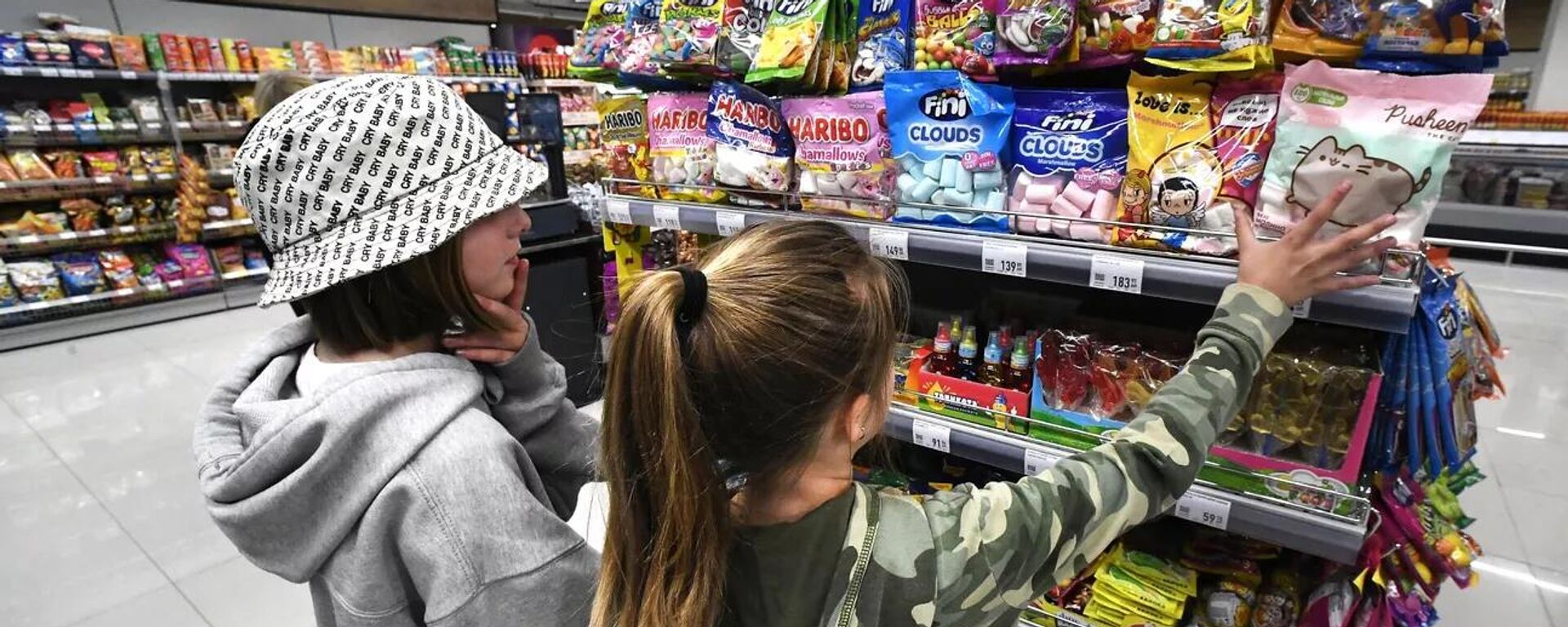 Дети выбирают сладости в магазине - Sputnik Узбекистан, 1920, 27.04.2026