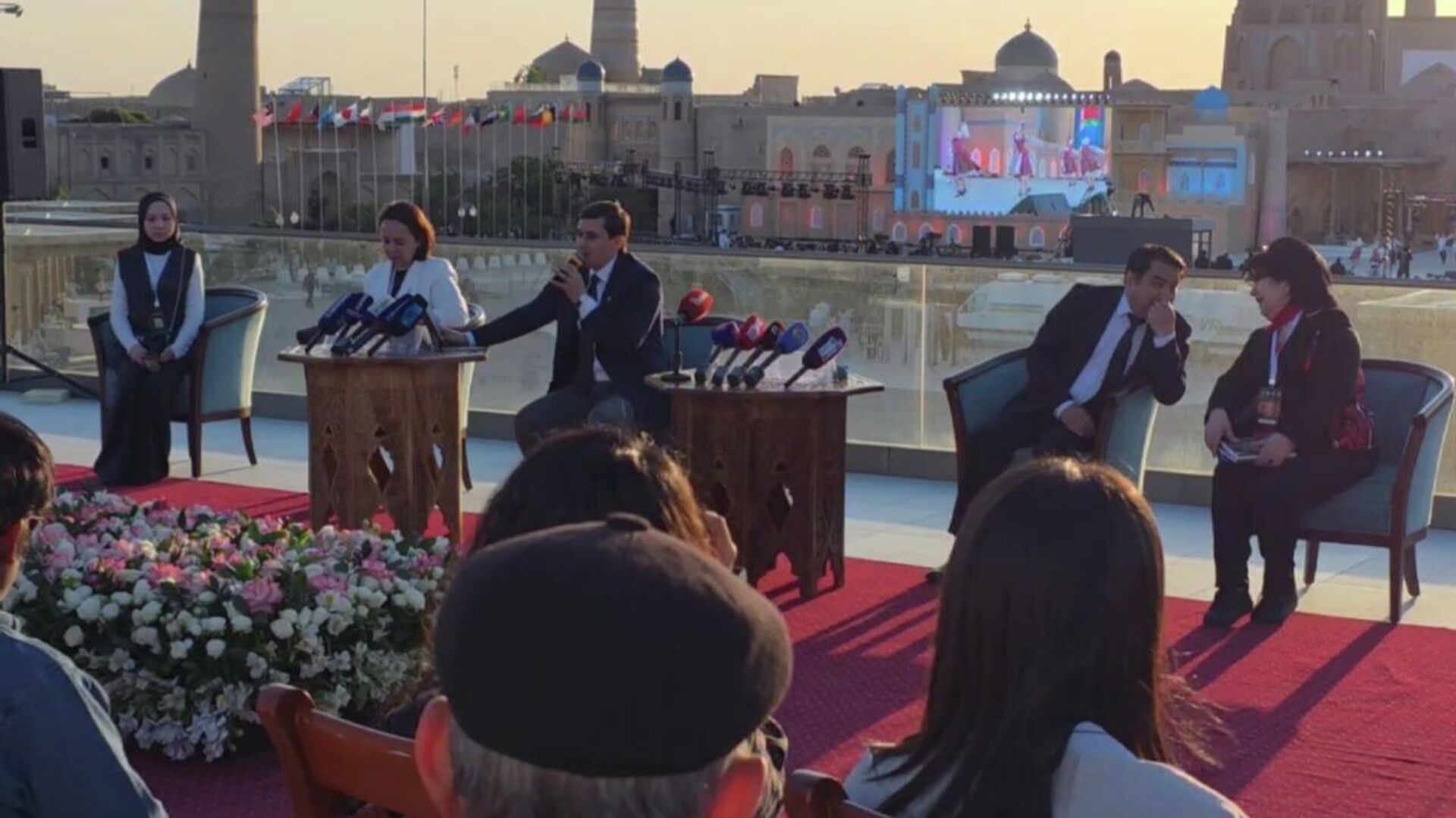 V III Mejdunarodnom tansevalnom festivale Lazgi v Xive primut uchastie bolee 300 predstaviteley primerno iz 30 stran - Sputnik O‘zbekiston, 1920, 27.04.2026