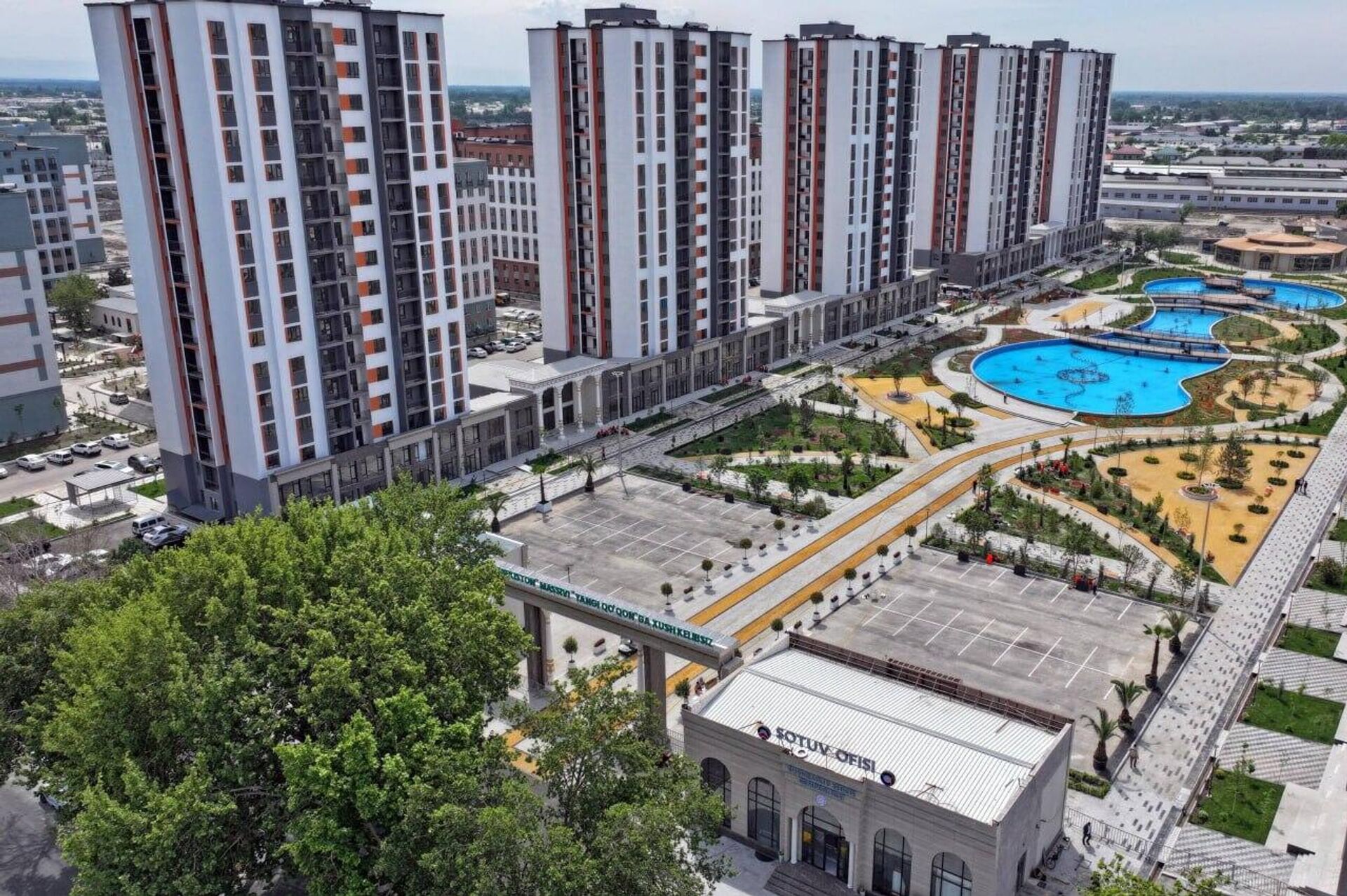 Шавкат Мирзиёев начал поездку в Ферганскую область с посещения жилого массива Янги Узбекистон в Коканде - Sputnik Узбекистан, 1920, 27.04.2026