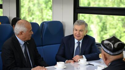 Президент Узбекистана прибыл из Коканда в Маргилан на новом электропоезде