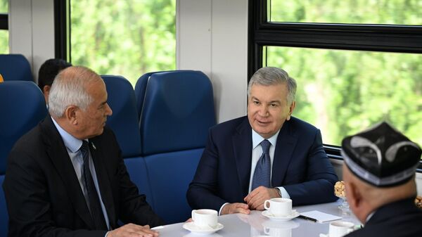 Президент Узбекистана прибыл из Коканда в Маргилан на новом электропоезде - Sputnik Узбекистан