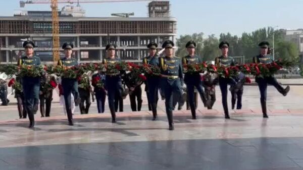 Министры обороны стран ШОС возложили цветы к Вечному огню в Бишкеке - Sputnik Узбекистан