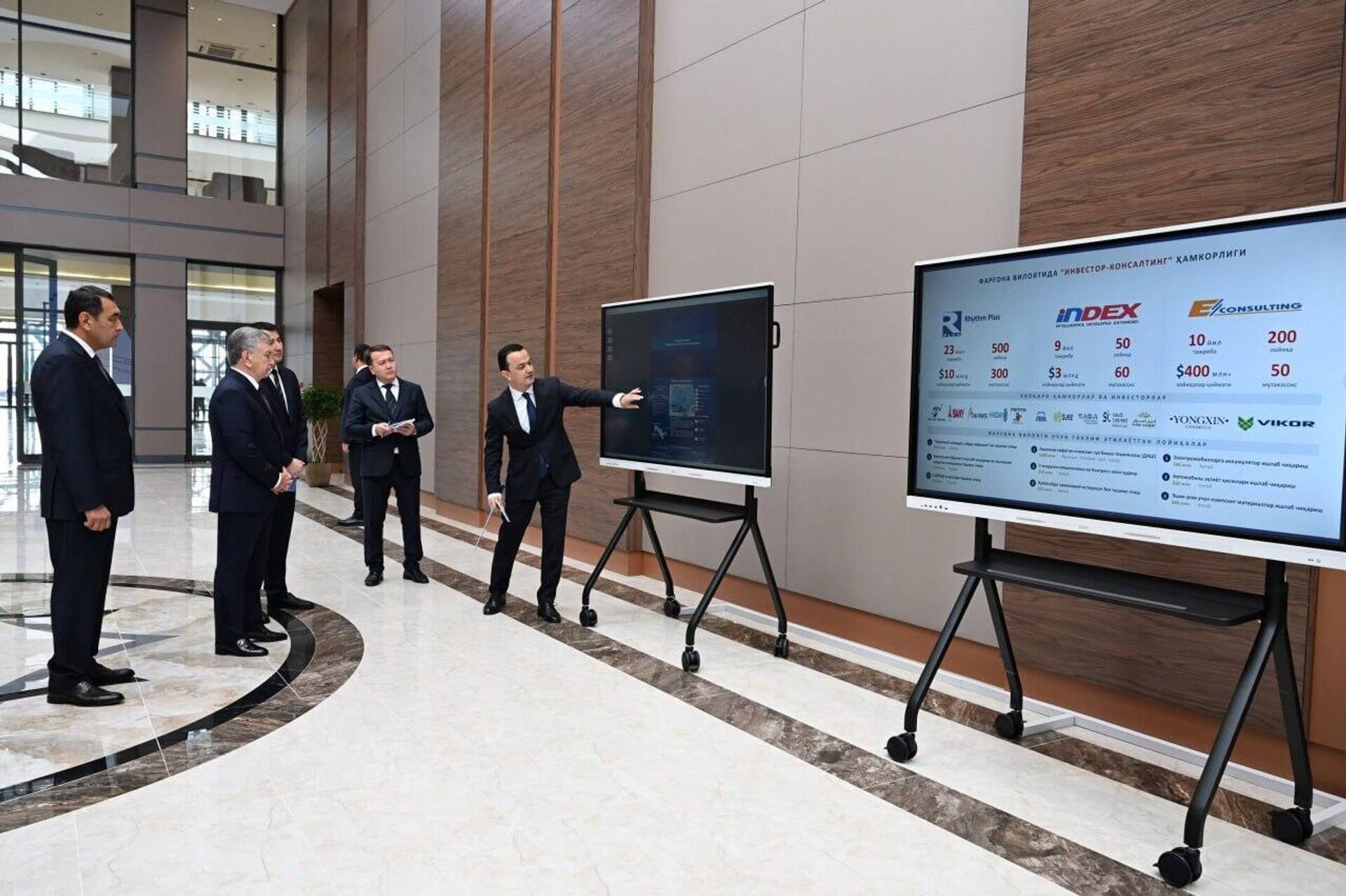 Шавкат Мирзиёев ознакомился с деятельностью выставочного центра Farg‘ona Expo - Sputnik Узбекистан, 1920, 28.04.2026