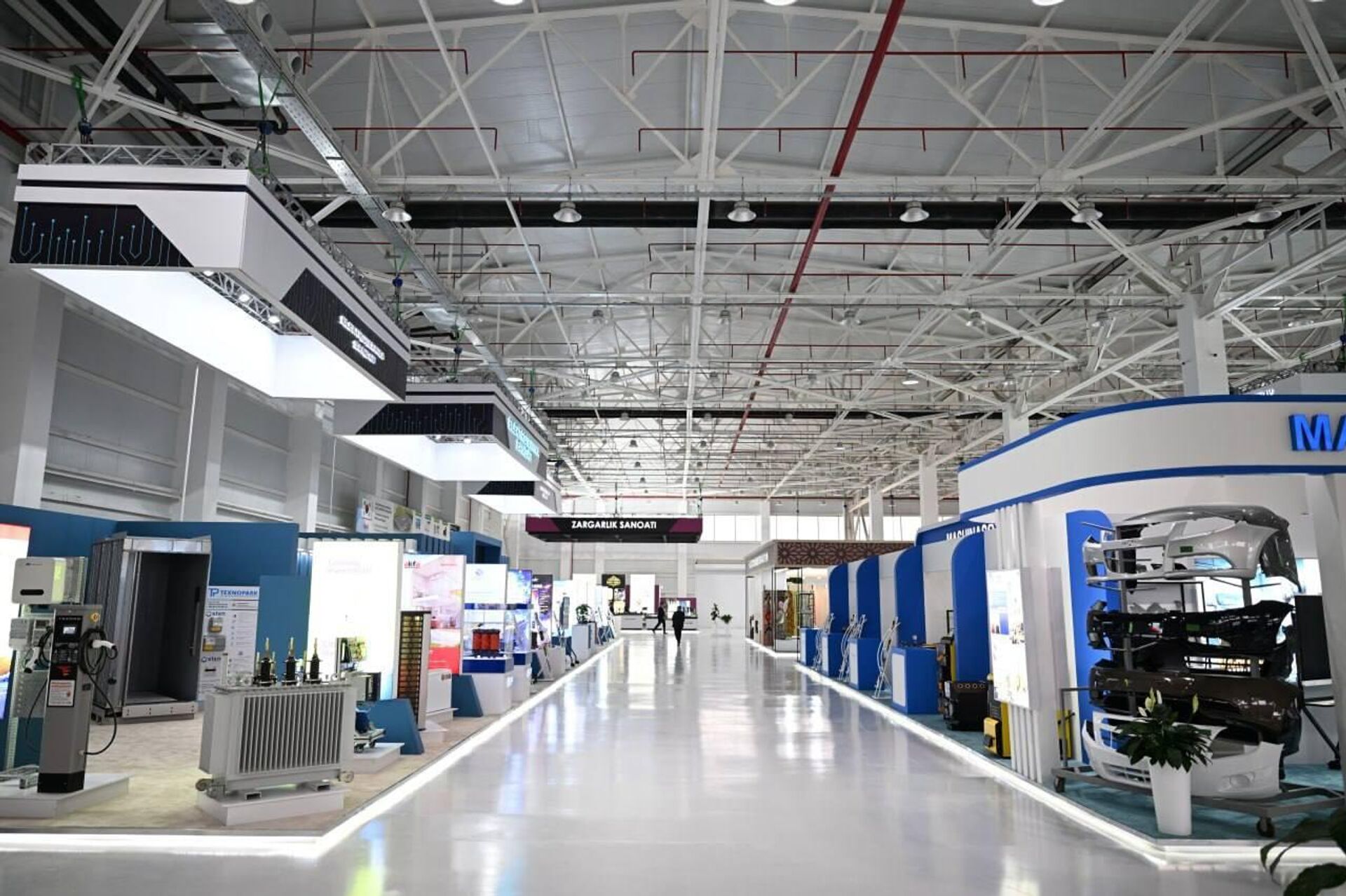 Шавкат Мирзиёев ознакомился с деятельностью выставочного центра Farg‘ona Expo - Sputnik Узбекистан, 1920, 28.04.2026