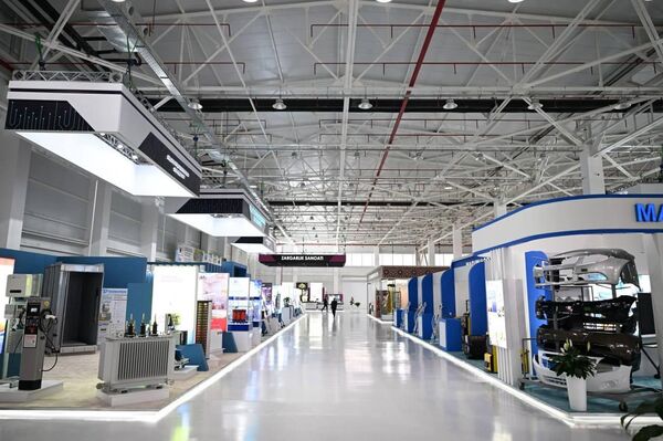 Шавкат Мирзиёев ознакомился с деятельностью выставочного центра Farg‘ona Expo - Sputnik Узбекистан