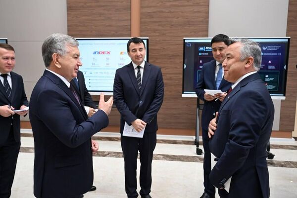 Шавкат Мирзиёев ознакомился с деятельностью выставочного центра Farg‘ona Expo - Sputnik Узбекистан