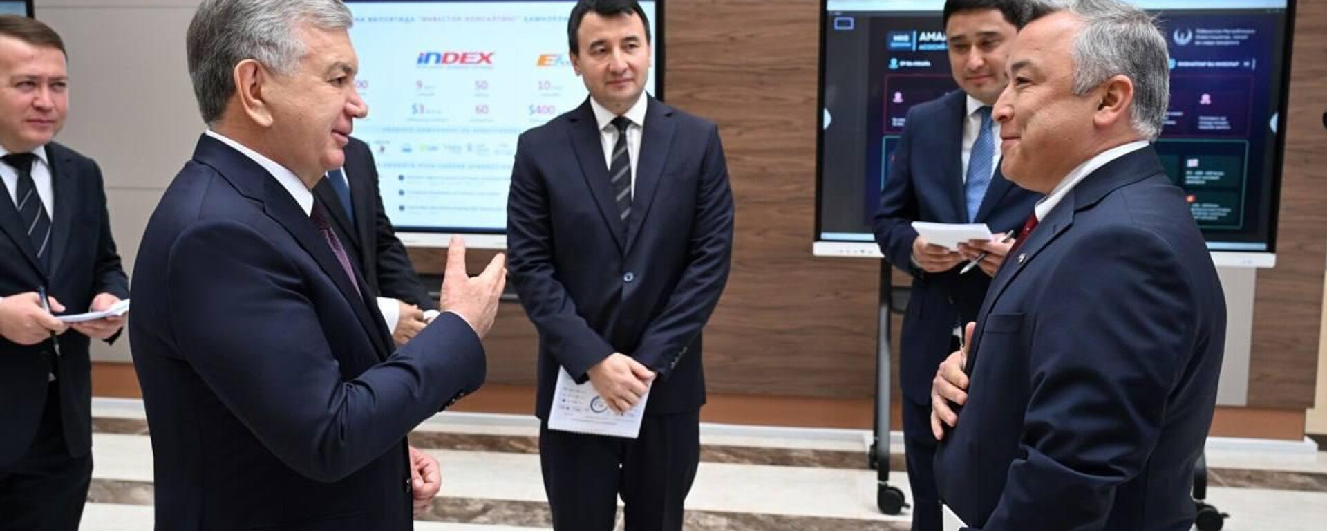 Шавкат Мирзиёев ознакомился с деятельностью выставочного центра Farg‘ona Expo - Sputnik Узбекистан, 1920, 28.04.2026