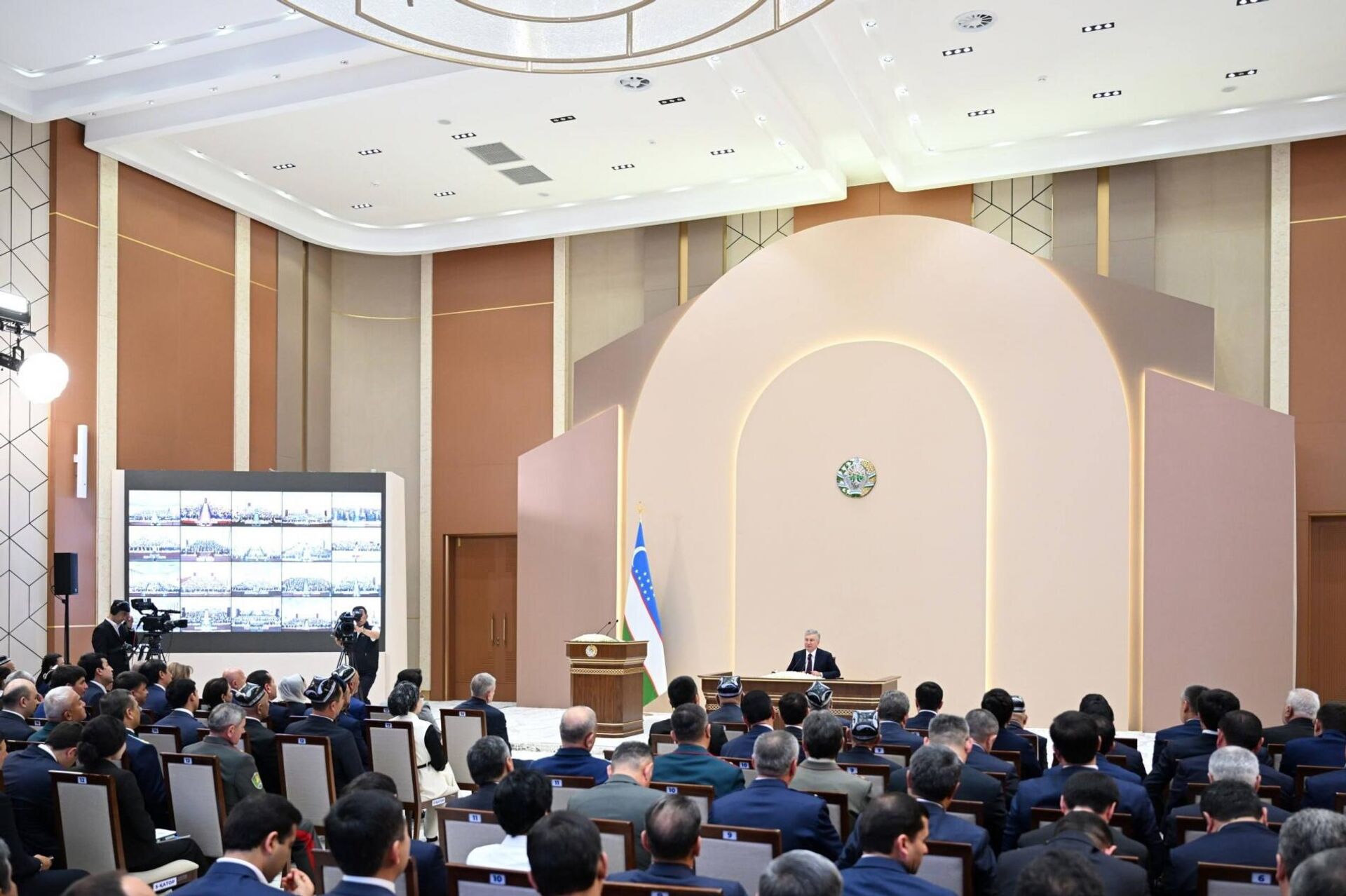 Президент Шавкат Мирзиёев провел в городе Фергане совещание по вопросам социально-экономического развития Ферганской области - Sputnik Узбекистан, 1920, 28.04.2026