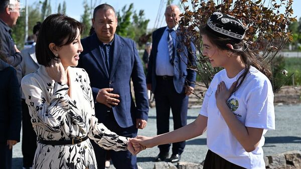 Зироат Мирзиёева вместе с местными жителями и школьниками высадили деревья в Хиве - Sputnik Узбекистан