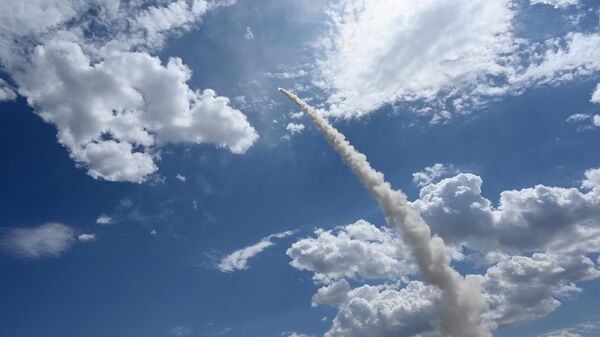 След от пуска ракеты - Sputnik Узбекистан