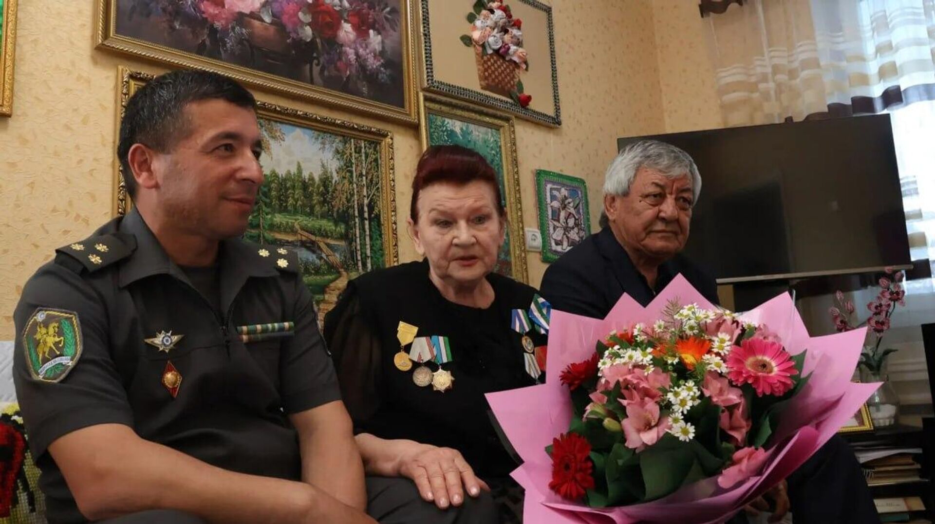 Ветеранов Второй мировой войны и фронтового труда навестили в Ангрене - Sputnik Узбекистан, 1920, 29.04.2026