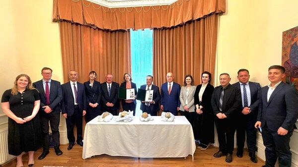 Центр исламской цивилизации Узбекистана вернул из Великобритании 10 объектов культурного наследия - Sputnik Узбекистан